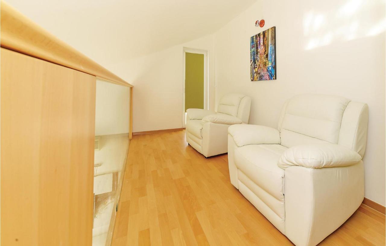 Cozy Apartment In Miskovici With Wifi Bagian luar foto